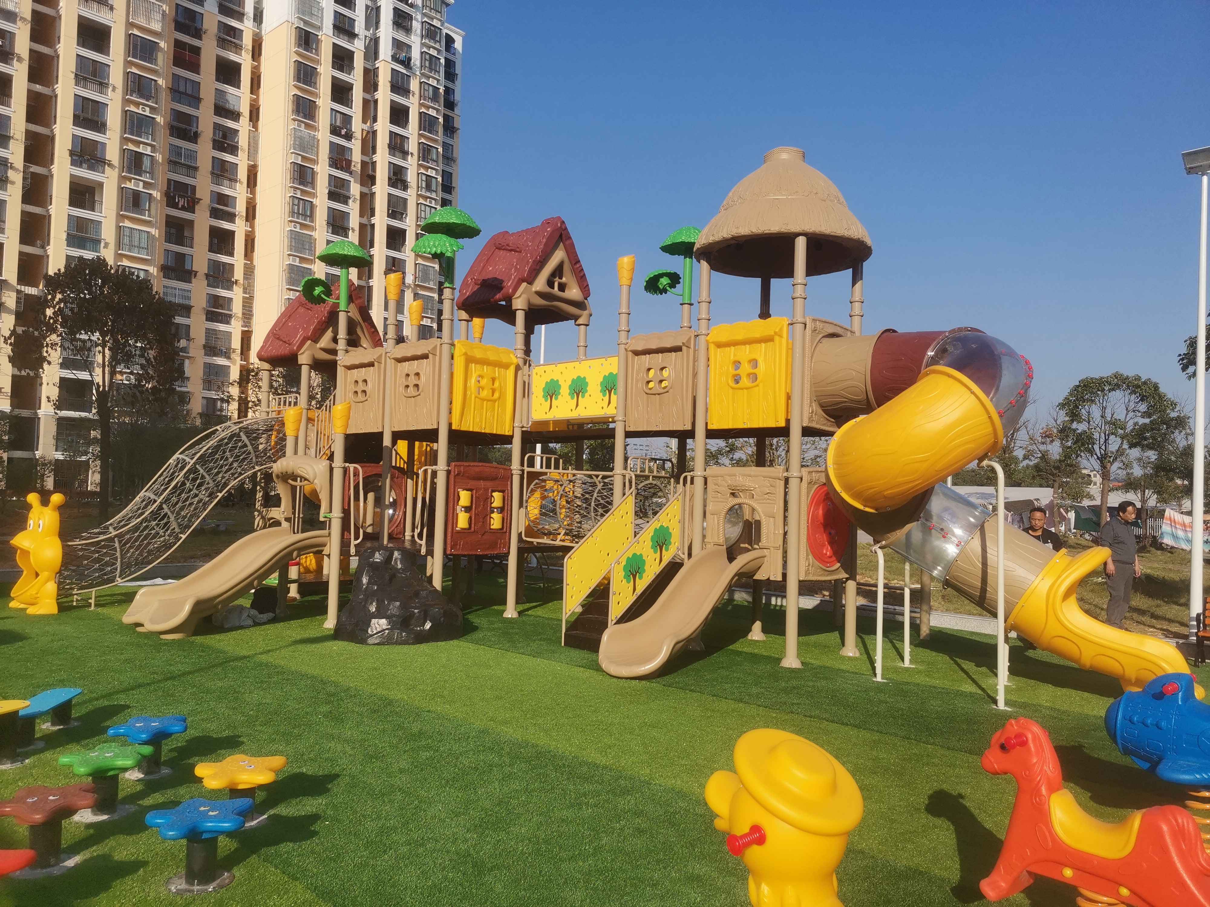 住宅社区自然主题组合滑梯案例｜绳网坡、筒滑与摇马配套
