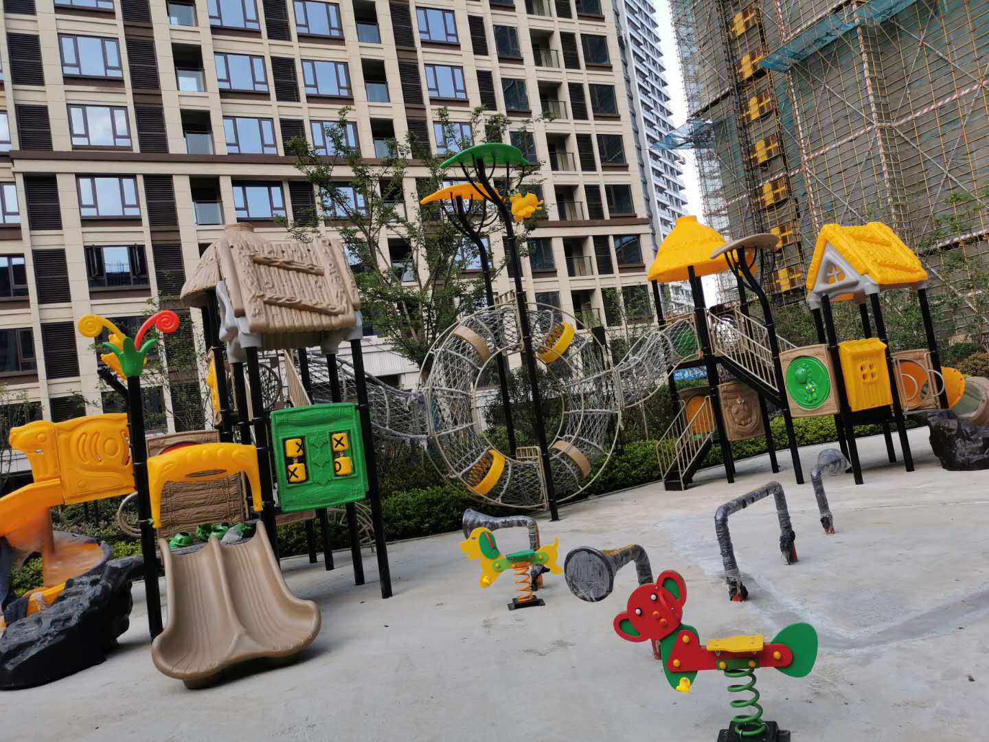 社区木纹攀爬组合滑梯项目实景