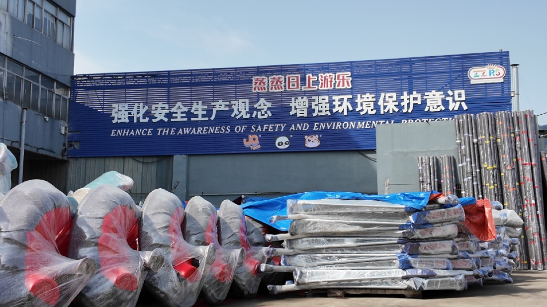 蒸蒸日上游乐设备工厂成品区