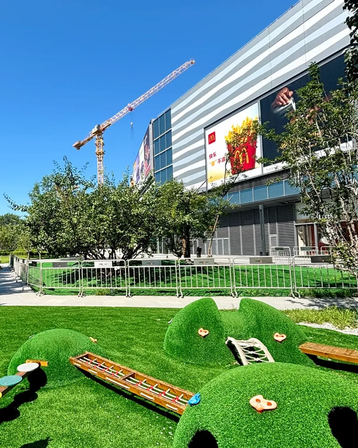 姚家园万象汇商场建筑旁的户外草坡攀爬儿童活动区