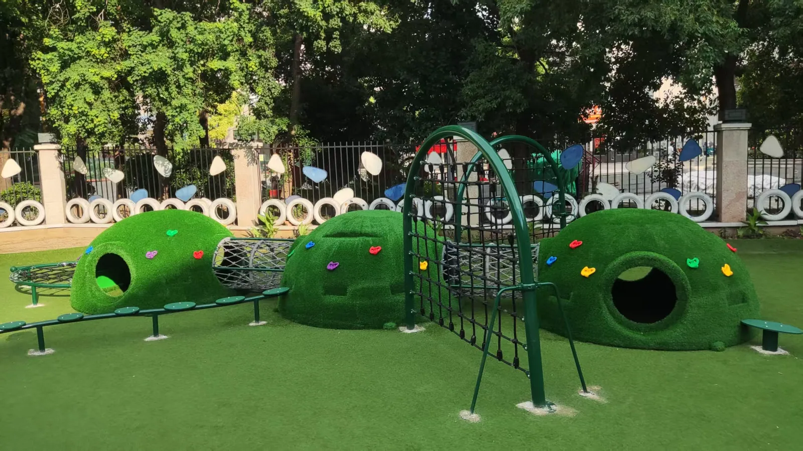 幼儿园草坡攀爬设备钻洞攀爬点与绳网近景