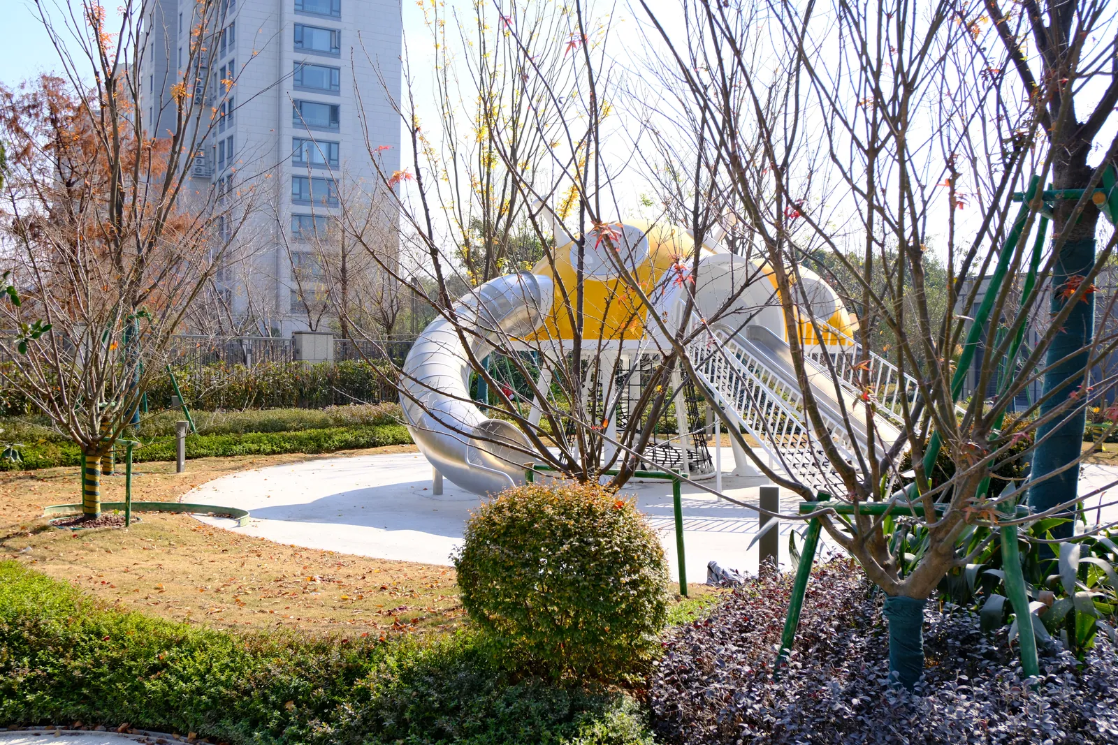 绿城龙港桂语江南黄色太空主题滑梯与住宅园林全景