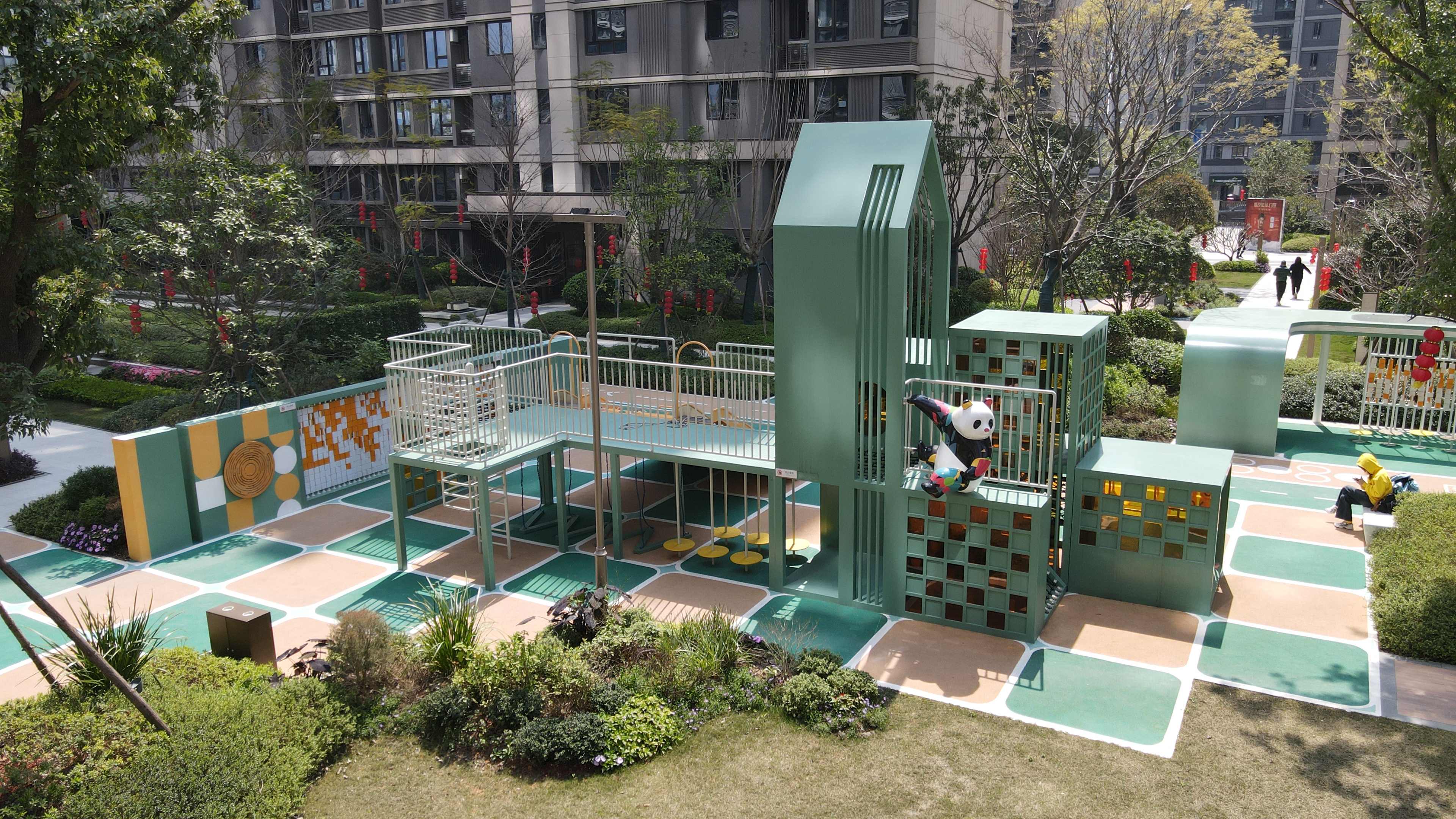 福州保利招商和樾风华小区儿童活动区鸟瞰图，展示魔方熊猫主题非标定制游乐设备与小区景观、EPDM地面的整体关系。