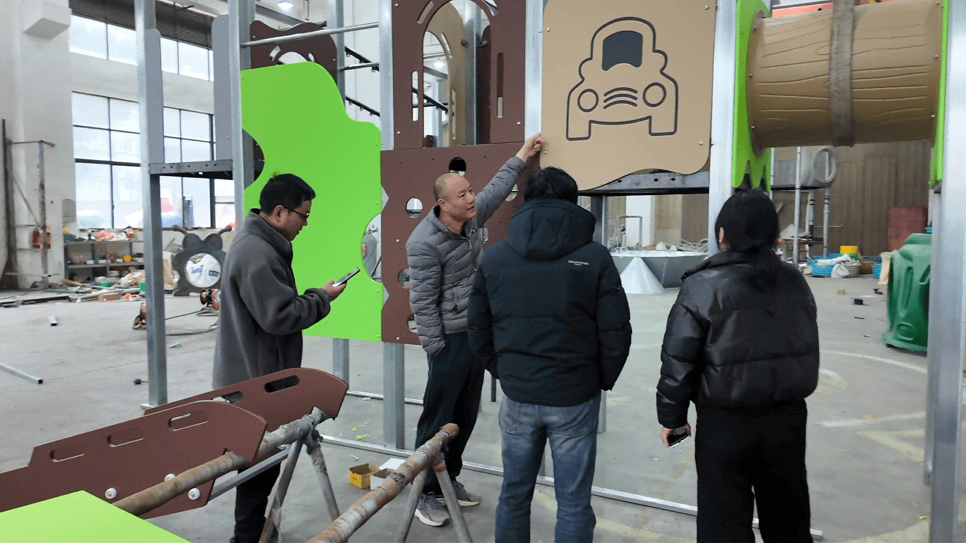 展示儿童游乐设备在工厂发货前进行整体试搭与结构检查的现场，用于确认滑梯、立柱、平台及连接结构的安装精度与安全性，确保出厂前符合设计与安全标准。