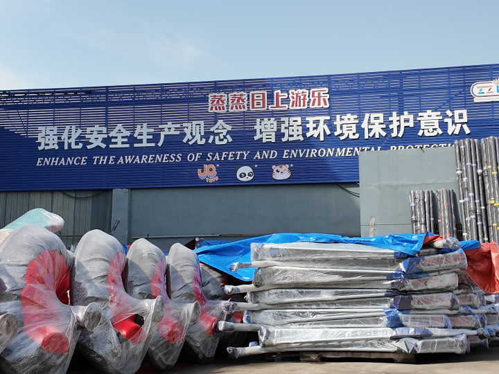 已完成包装的户外游乐设备组件整齐堆放，进入发货前最后检查与分类阶段。