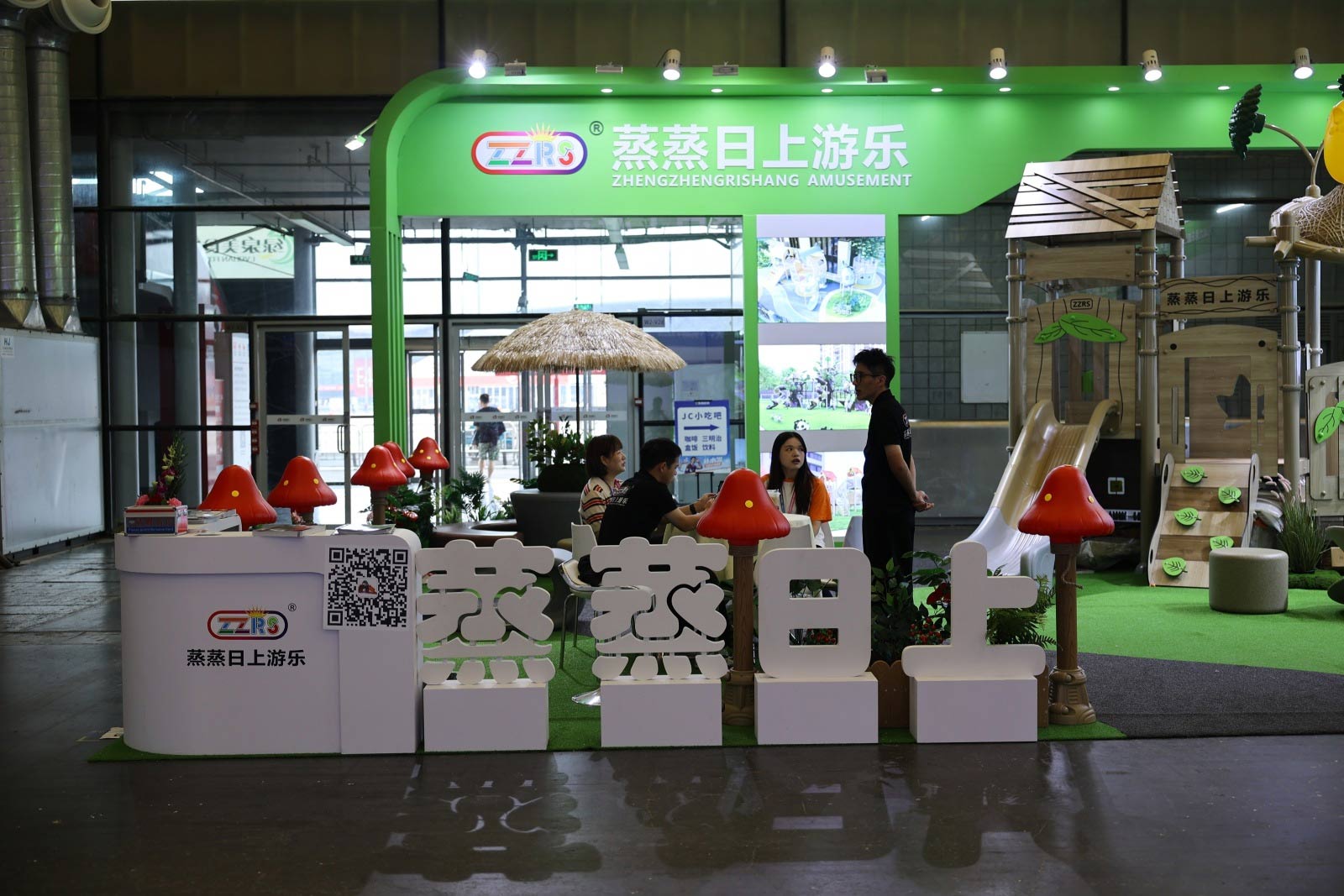 蒸蒸日上游乐设备参加2024年上海CPE中国幼教展现场
